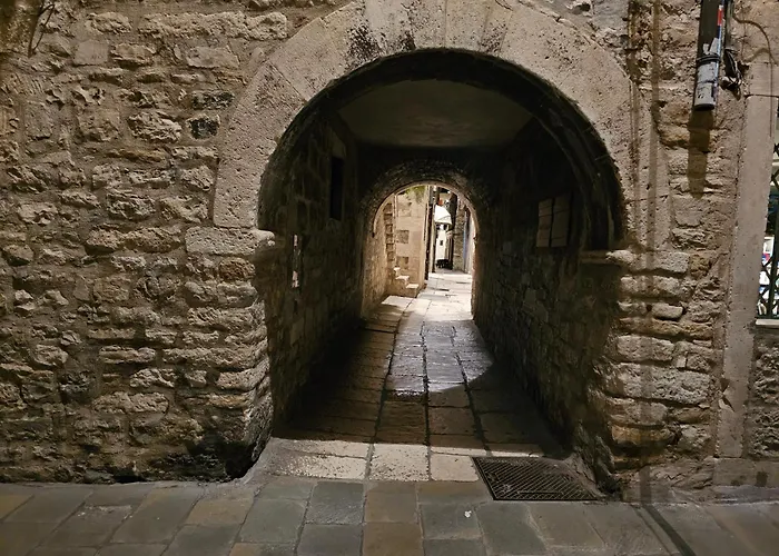 Center D16 In The Ancient Palace