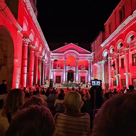 Center D16 In The Ancient Palace Lägenhet Split